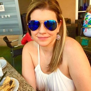 Meet your Posher, Charis